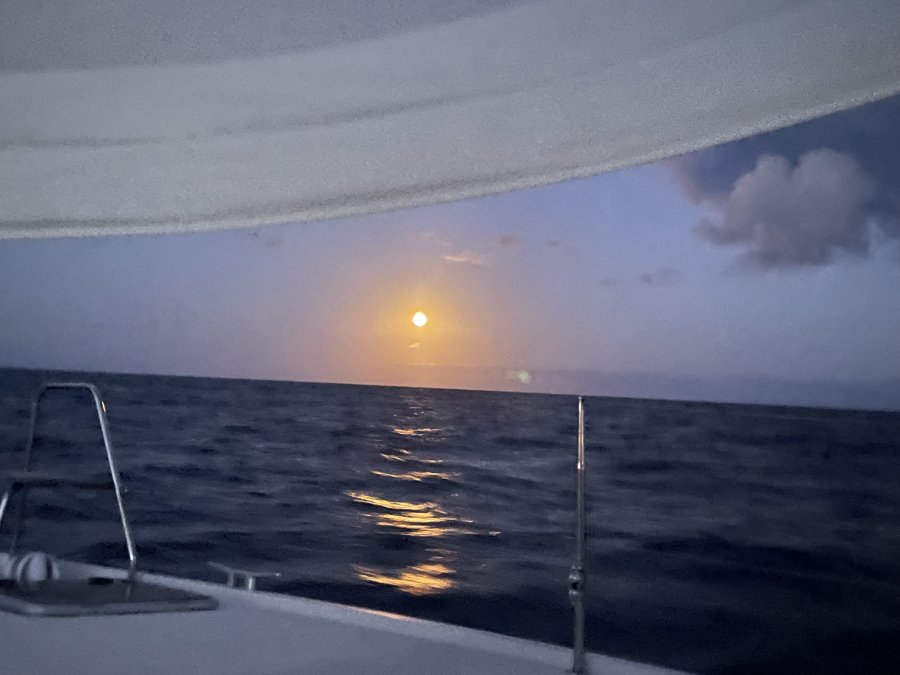 Coucher de soleil ou lever de lune ?